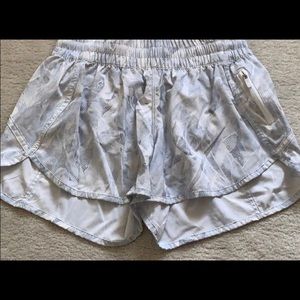Lululemon white patterned tracker short size 4